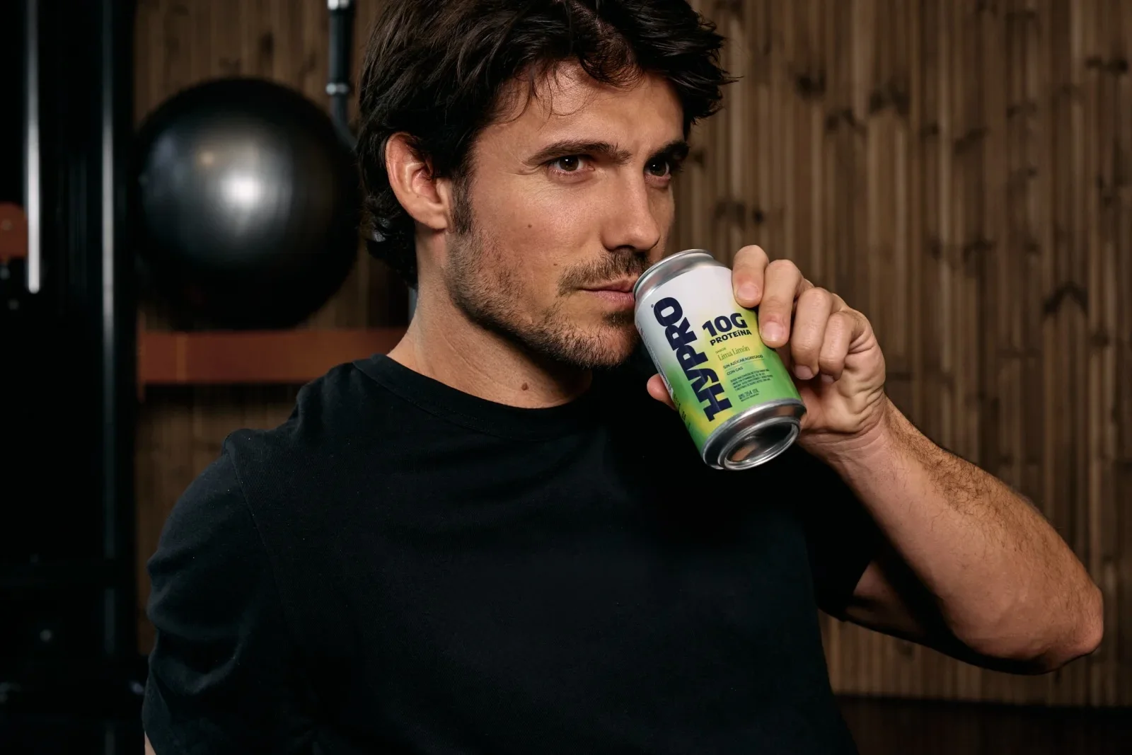 HYPRO® — tomando Protein Soda Lima Limón en el gym