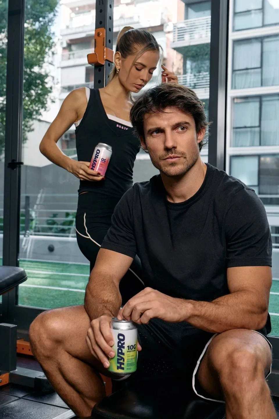 HYPRO — pareja entrenando con latas de protein soda