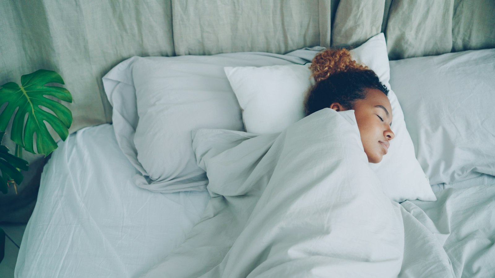 persona durmiendo, descanso para la recuperación muscular